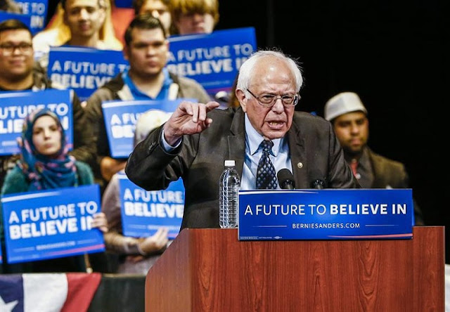 Bernie Sanders durante evento de campanha pela candidatura presidencial democrata em março