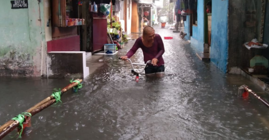 Banjir Melanda Solo, Ribuan Orang Terdampak dan Mengungsi - Bantuan Diperlukan!