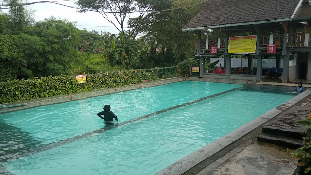Berenang Murah-Meriah di Kolam Renang Watu Lumpang di Genuk Ungaran