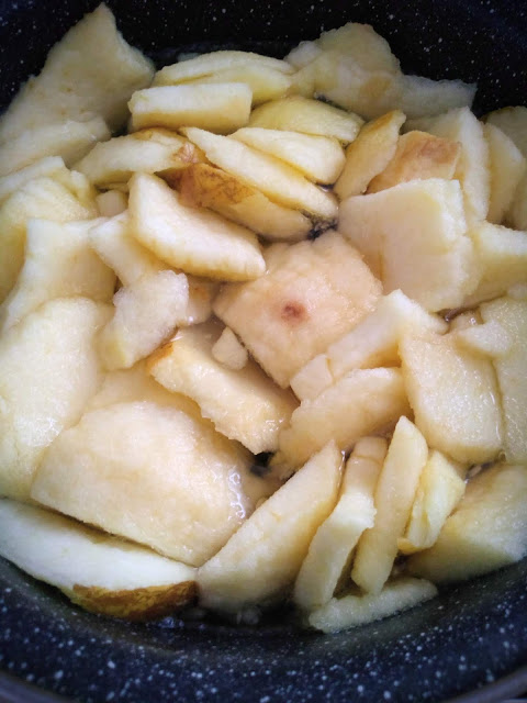 The apples are added; boil well