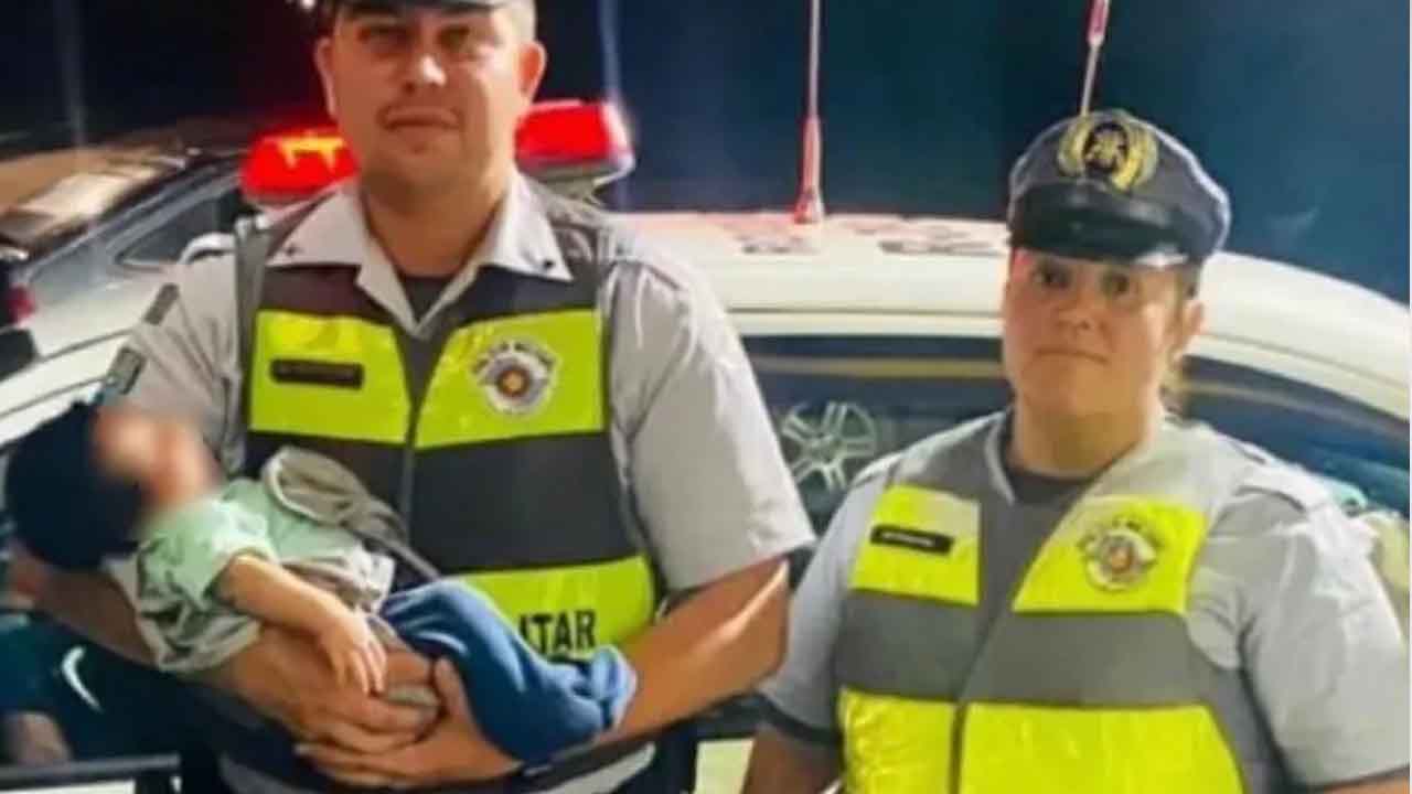 Recém-nascido engasga com leite e é salvo por policiais em Piedade