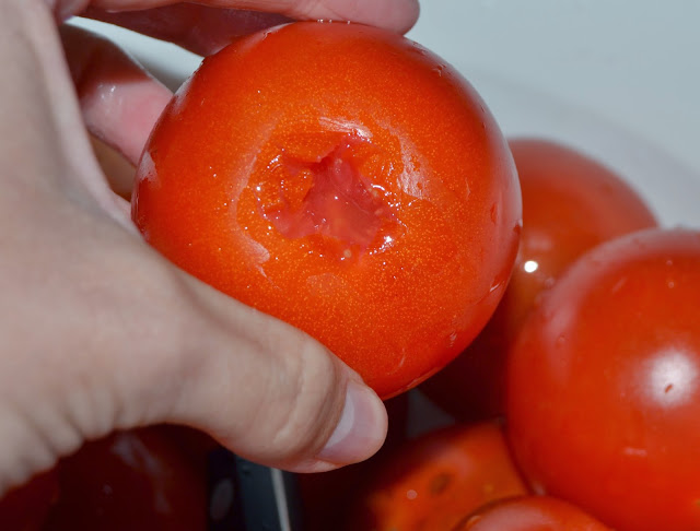 retirar pedúnculo del tomate para gazpacho