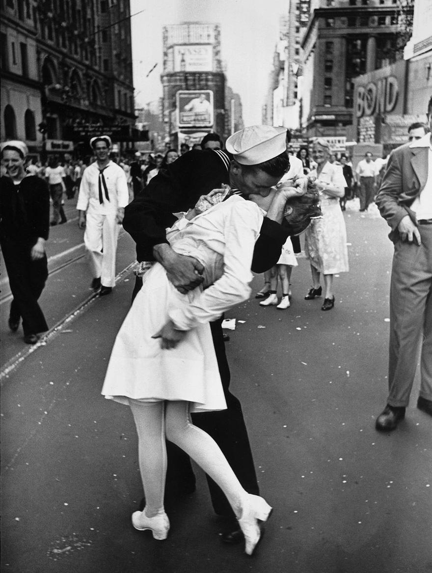 60 + 1 Heart-Warming Historical Pictures That Illustrate Love During War - A Sailor Kissing A Nurse In New York's Times Square. This Iconic Photo Symbolizes The End Of World War II, 1945