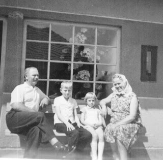 A család a tornácon 1960 k.