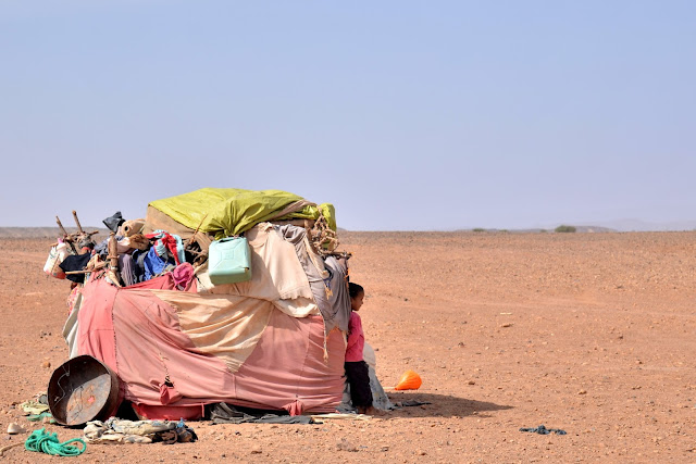 Niño nómada en el campamento. Marruecos, Valle del Draa