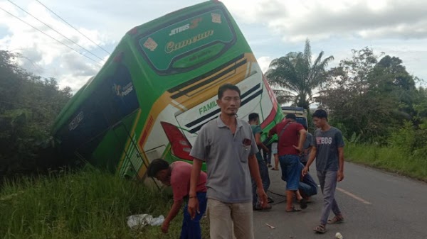 Bus Pengangkut Rombongan Jemaah Haji Asal Merangin Jambi Alami Kecelakaan