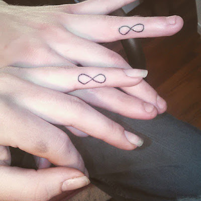 tatuaje de pareja tatuaje infinito dedo