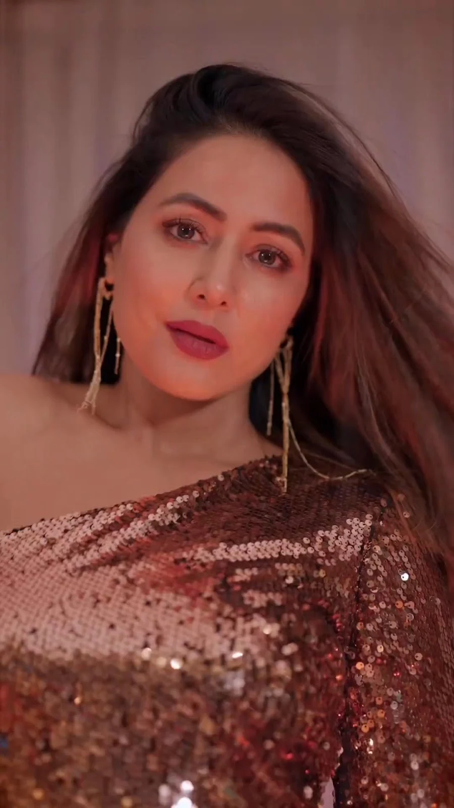 hina khan golden dress hot dance besharam rang