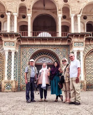 viajeros al entrada del jardín de Shahzadeh