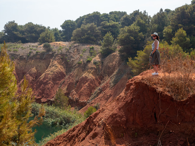 Mujer asomada al lago de la Cava de Bauxita.