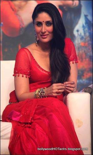 spicy Bollywood actress Kareena Kapoor navel show in press meet