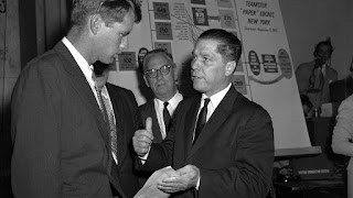 Jimmy Hoffa junto a Robert Kennedy en 1957