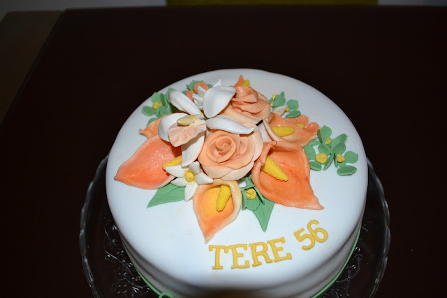 tarta Fondant bouquet Flores calas rosas hortensias y orquidea 