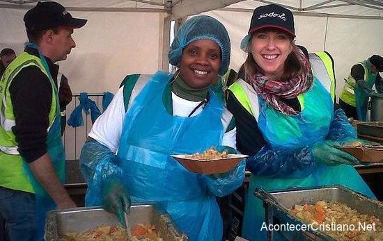 Mujer da comida gratis a los más necesitados