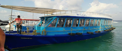 Exterior del ferry local de las Maldivas.