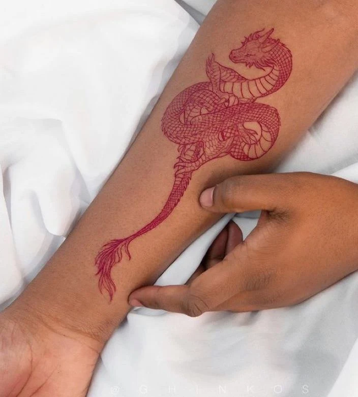 tatuaje de dragón en el antebrazo