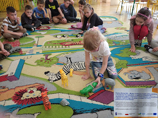 Zdjęcie przedstawia zabawę, której celem było utrwalenie nazw zwierząt – bohaterów książki pt. „From head to toes”.