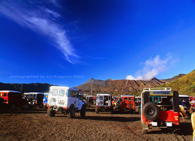 Jeeps queue to Mt. Bromo park area