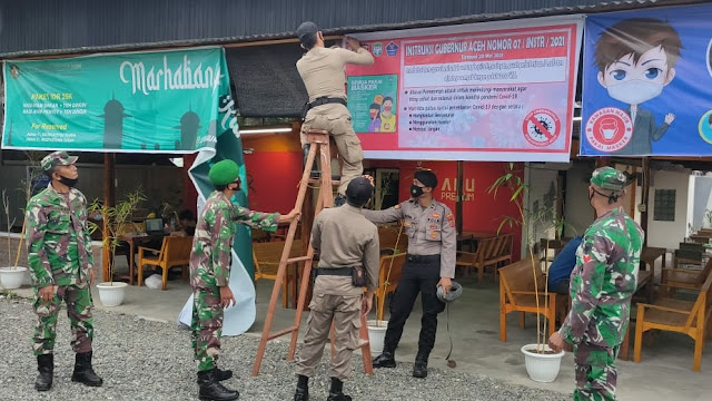 Perketat Jam Operasional Pelaku Usaha, Tim Satgas PPKM Mikro Aceh Barat Pasang Spanduk lnstruksi Gubernur Aceh