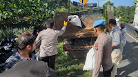 Gotong Royong, Kapolres Subulussalam Bersama Masyarakat dan Penyaluran Bantuan Tong Sampah ke Masjid