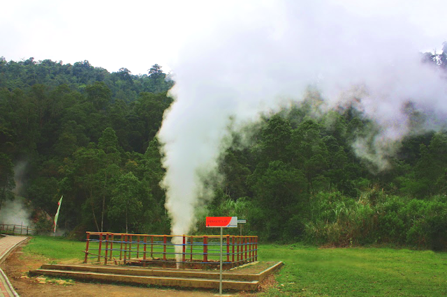  Kabupaten Garut merupakan wilayah yang terletak di Provinsi Jawa Barat dan sangat kental  Kawah Kamojang, Menikmati Semburan Uap dan Suara Unik di Tempat Wisata Geothermal Garut