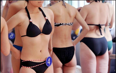 Ngintip Gadis Cantik Ganti Baju Saat Kontes Bikini [NO SENSOR]