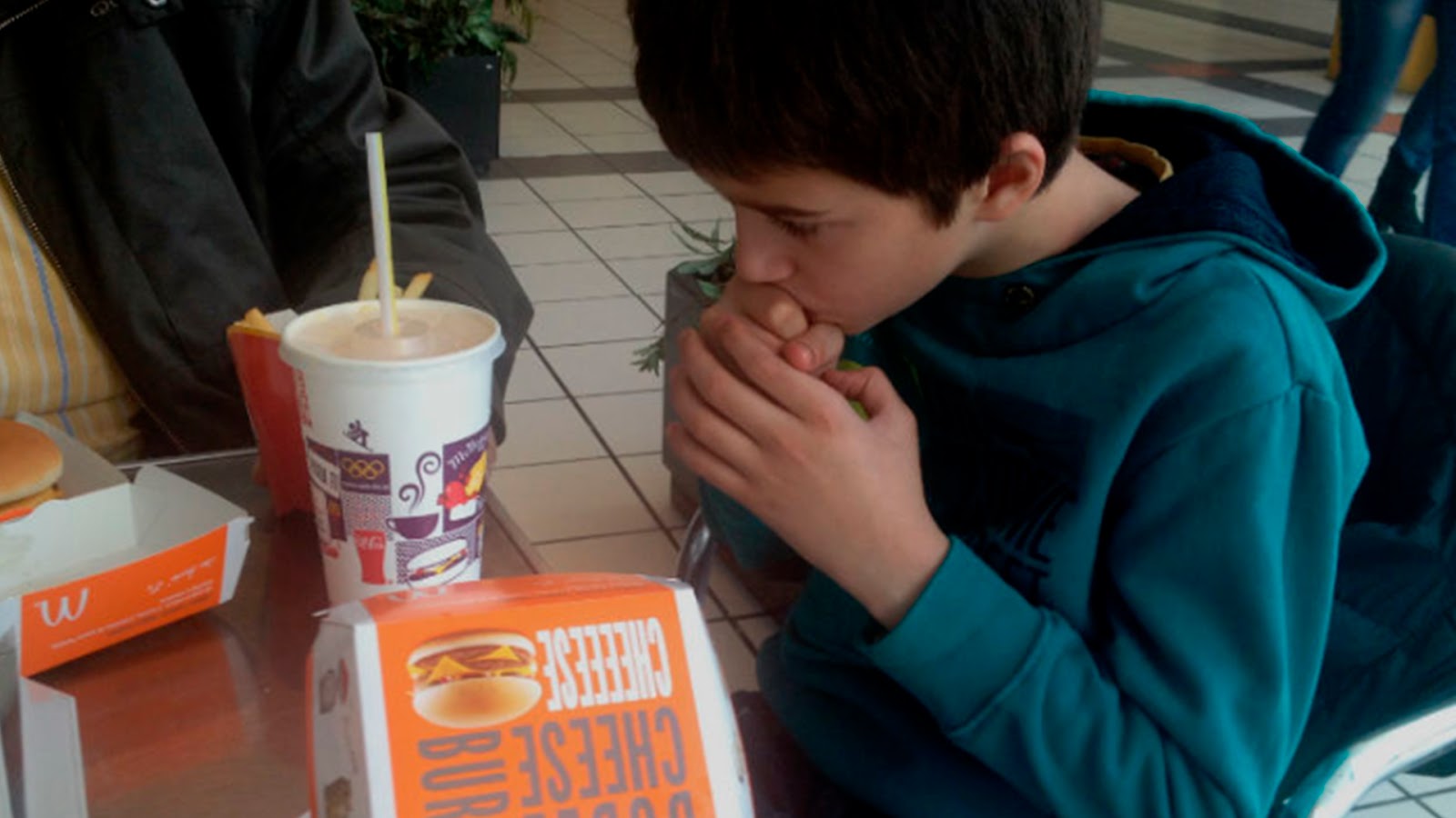 Niño de 10 años muere intoxicado por comer carne de pollo de McDonald’s.
