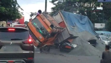 TRAGIS! Mobil Pajero TNI Remuk Usai Ditimpa Truk Pasir, Begini Kronologinya