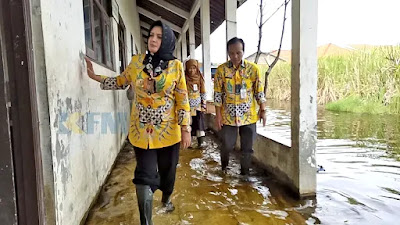 Bupati Pekalongan Fadia Arafiq Tinjau SDN Karangjompo yang Terendam Banjir