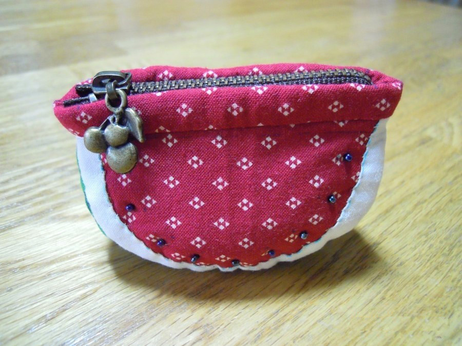 This is a Tutorial in Pictures for a fun project to make a Watermelon Coin Purse.