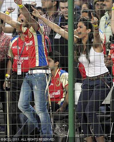 Deepika Sidharth Passionate Hug after IPL Game Photoshoot images