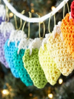 http://www.yarnspirations.com/pattern/crochet/holiday-lights-garland