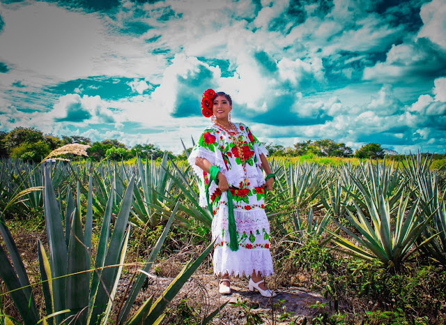 Mestiza Yucateca portando traje regional yucateca