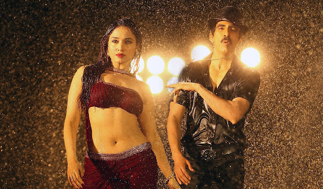 HD Tamanna Bhatia Hot Pic in Rain Wearing Saree Showing Navel