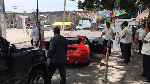 Se casó el hijastro del gobernador de Morelos y el pueblo pagó su boda, derroche de vinos, regalos.