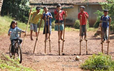 EGRANG PERMAINAN TRADISIONAL ASLI INDONESIA Indonesia 