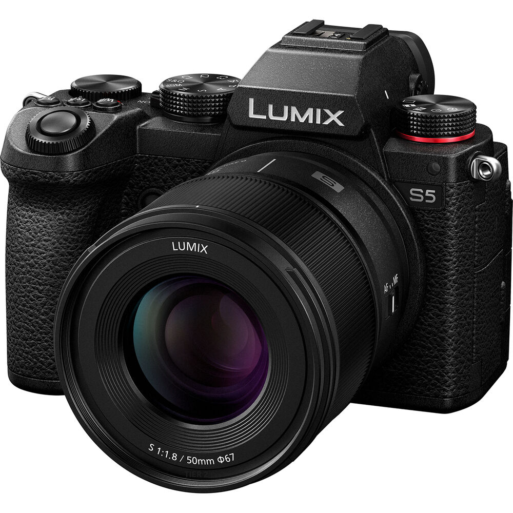 Объектив Panasonic Lumix S 50mm f/1.8 с камерой Panasonic Lumix S5