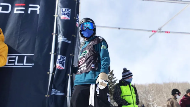 Augsutinho Teixeira se prepara para descer pista de snowboard