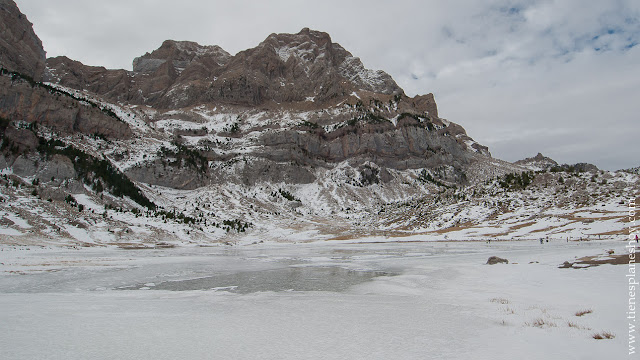 Ibón de Piedrafita congelado nieve Huesca Pirineos