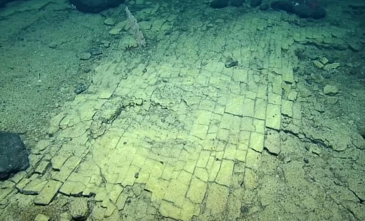 Weird 'Yellow Brick Road' Discovered at Bottom of the Ocean