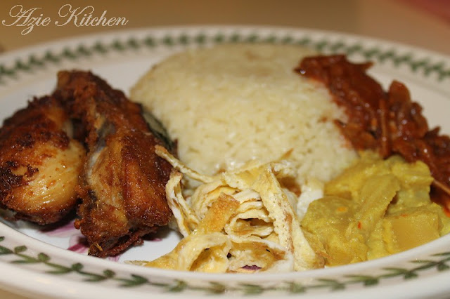 Azie Kitchen: Nasi Lemak Dengan Ayam Goreng Berempah