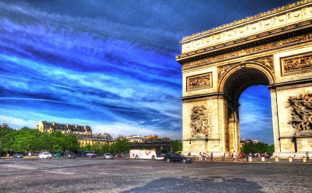 Arc de triomphe deep blue sky