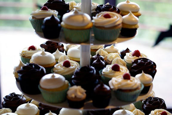 round peacock color themed wedding cake cupcakes 