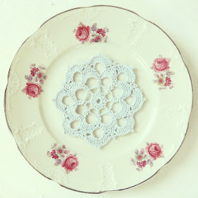 ByHaafner, crochet, vintage, thrifted, plate from Mosa Maastricht, crocheted doily