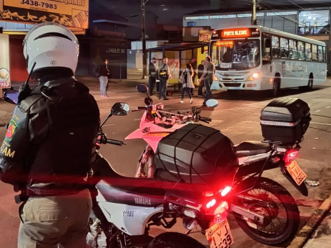 CACHOEIRINHA | Brigada Militar realiza patrulhamento ostensivo nas paradas de ônibus