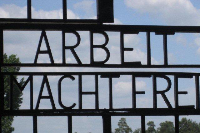 Campo de concentracion de Sachsenhausen - Lema de los campos de concentracion Arbeit macht frei, El trabajo hace libre