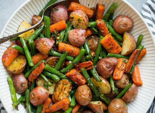 Garlic Herb Roasted Potatoes Carrots and Green Beans #vegan #healthy