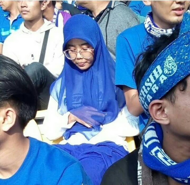 Aksi Mojang Pendukung Persib Bandung Melakukan Sholat Di Bangku Stadion Jadi Viral