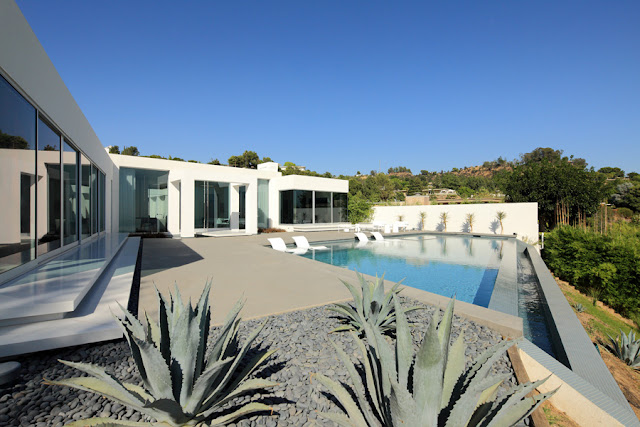 Backyard with swimming pool 