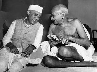 1946 Gandhi y Nehru. https://pinceladasdelpasado.blogspot.com/2021/01/mahatma-gandhi-el-arma-de-la-no.html